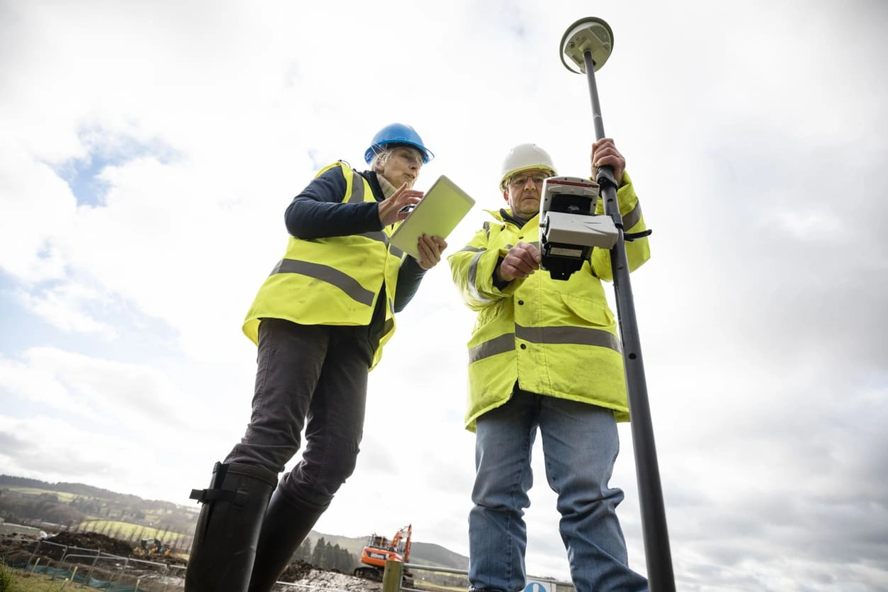 Professionals collecting GIS data for finely detailed GIS output Professionals collecting GIS data for finely detailed GIS output