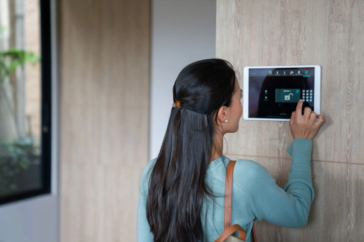 Facilities manager using IoT applications to manage a large office building